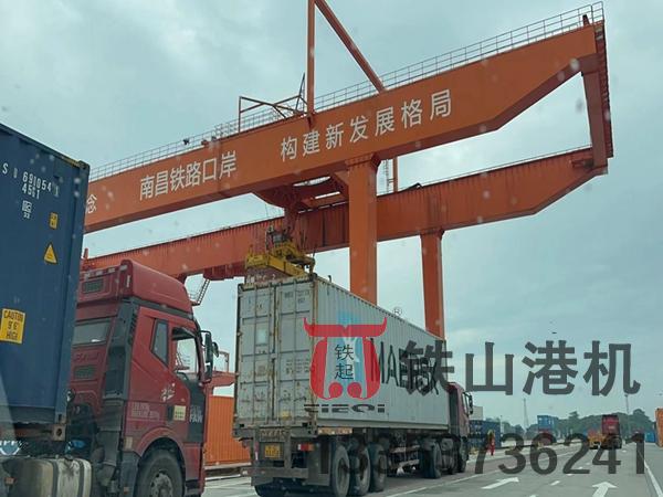 山東營口軌道式集裝箱龍門吊廠家軌道式集裝箱門式起重機結構設計堅固